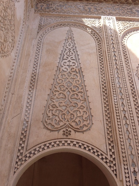 کچبری زیبا بر سردرب قسمتی از خانه طباطبایی ها